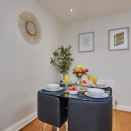 5 Beds House - Perfect For Contractors & Families - Private Parking بيت للعطل ليدز