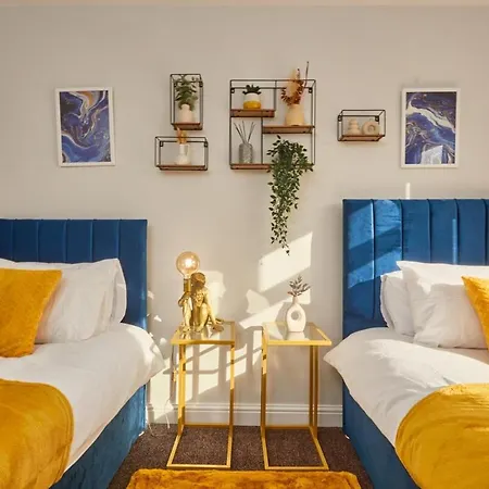 5 Beds House - Perfect For Contractors & Families - Private Parking ليدز