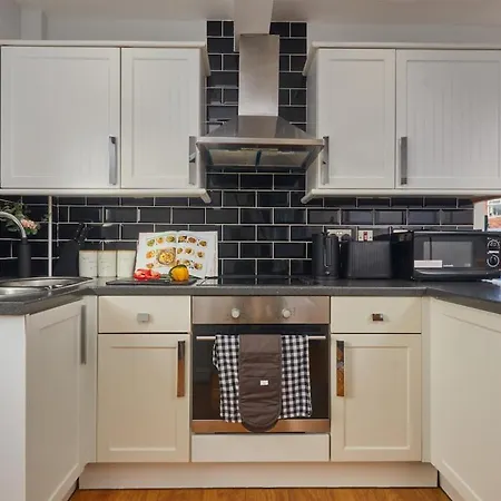 5 Beds House - Perfect For Contractors & Families - Private Parking * ليدز
