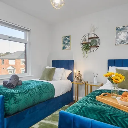 بيت للعطل 5 Beds House - Perfect For Contractors & Families - Private Parking *