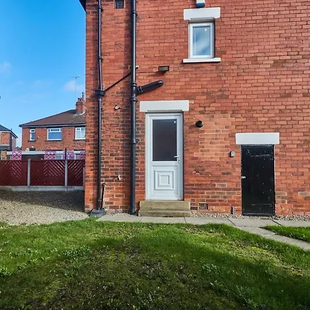5 Beds House - Perfect For Contractors & Families - Private Parking *