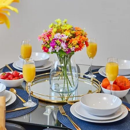 5 Beds House - Perfect For Contractors & Families - Private Parking بيت للعطل ليدز