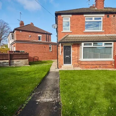 5 Beds House - Perfect For Contractors & Families - Private Parking *