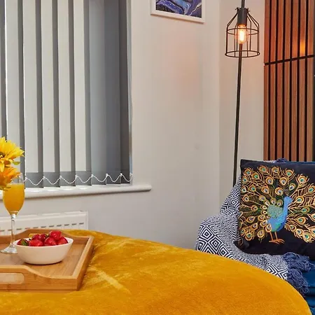 5 Beds House - Perfect For Contractors & Families - Private Parking * ليدز