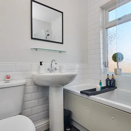 5 Beds House - Perfect For Contractors & Families - Private Parking