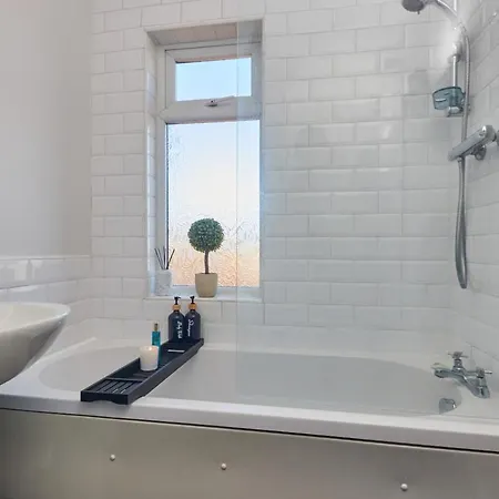 بيت للعطل 5 Beds House - Perfect For Contractors & Families - Private Parking *