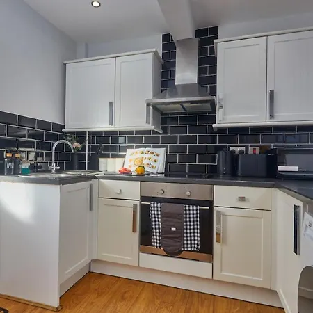 5 Beds House - Perfect For Contractors & Families - Private Parking *