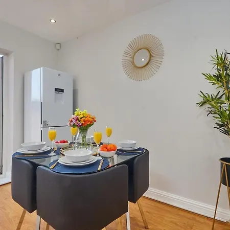 بيت للعطل 5 Beds House - Perfect For Contractors & Families - Private Parking