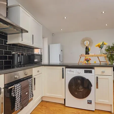 5 Beds House - Perfect For Contractors & Families - Private Parking