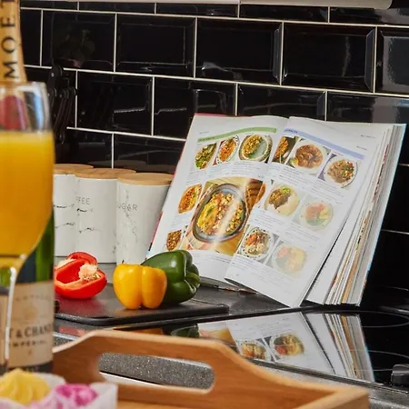 Holiday home 5 Beds House - Perfect For Contractors & Families - Private Parking Leeds (West Yorkshire)