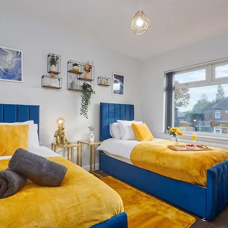 5 Beds House - Perfect For Contractors & Families - Private Parking * Leeds (West Yorkshire)