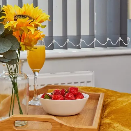 5 Beds House - Perfect For Contractors & Families - Private Parking Holiday home *