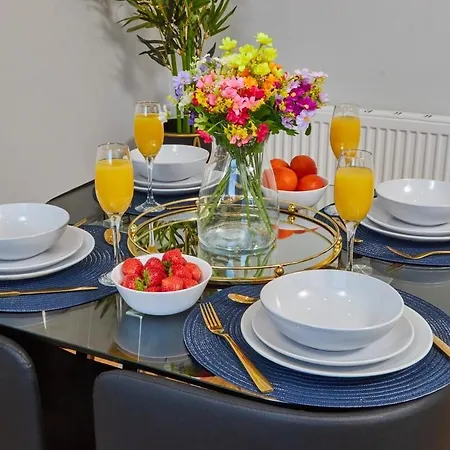 5 Beds House - Perfect For Contractors & Families - Private Parking * Leeds (West Yorkshire)