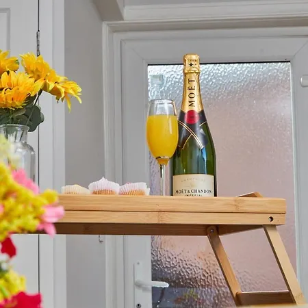 Holiday home 5 Beds House - Perfect For Contractors & Families - Private Parking