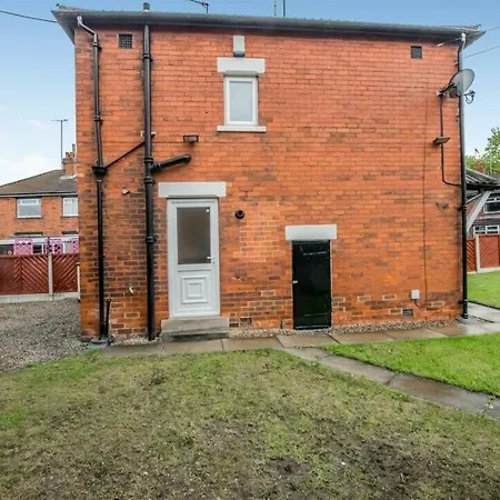5 Beds House - Perfect For Contractors & Families - Private Parking Holiday home *