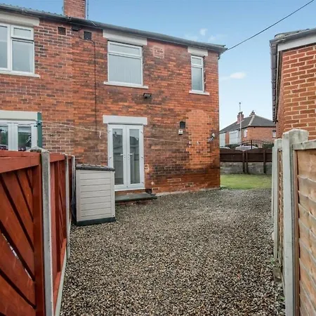 5 Beds House - Perfect For Contractors & Families - Private Parking Holiday home Leeds (West Yorkshire)