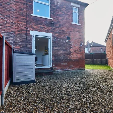 Holiday home 5 Beds House - Perfect For Contractors & Families - Private Parking Leeds (West Yorkshire)